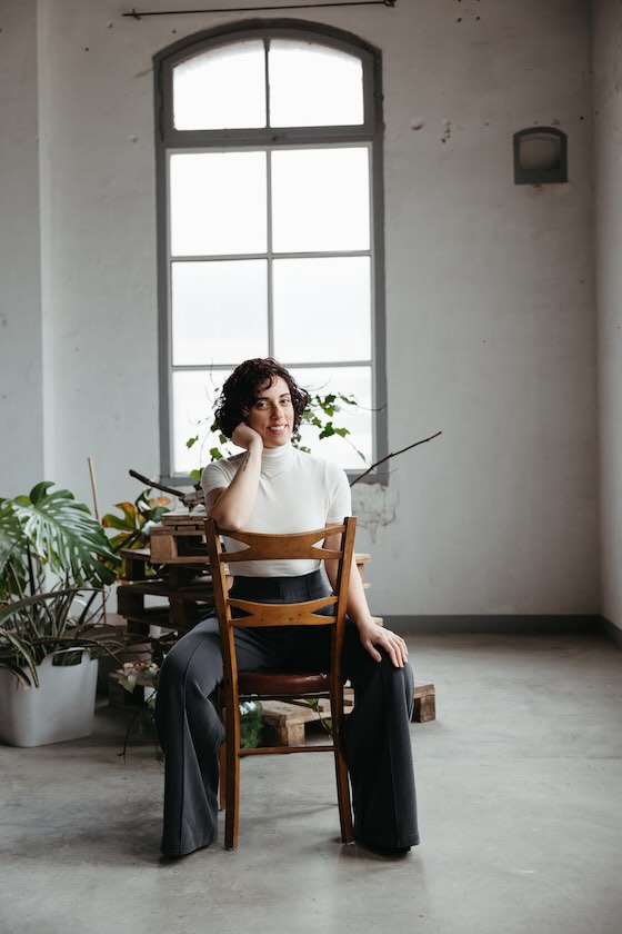 acerca de Annie Marino, fundadora de Adentro / about Annie Marino, founder of Adentro